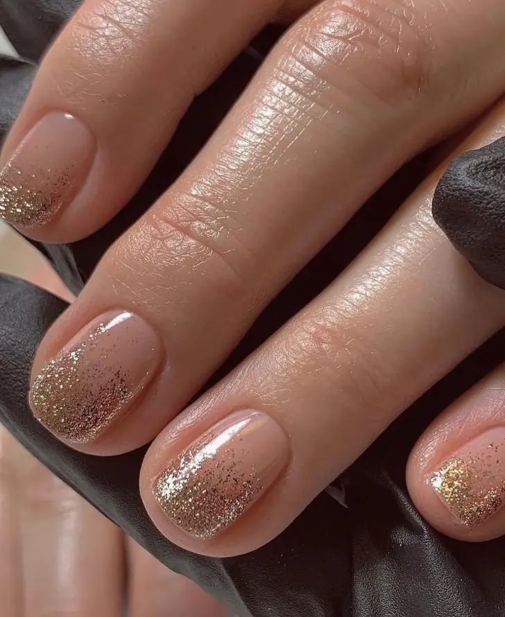 Золотой снег в виде градиента на кончике ногтя