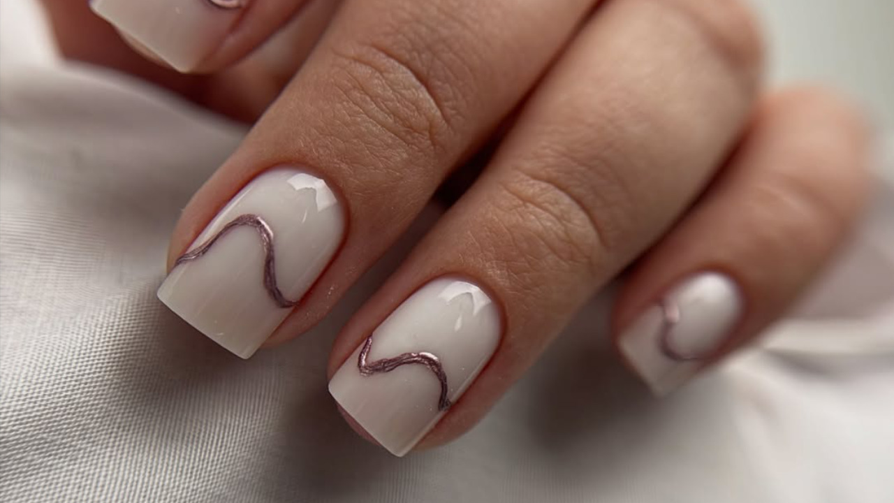 14 безукоризненных дизайнов зимнего маникюра в молочно-белом цвете, который выбирают женщины со вкусом