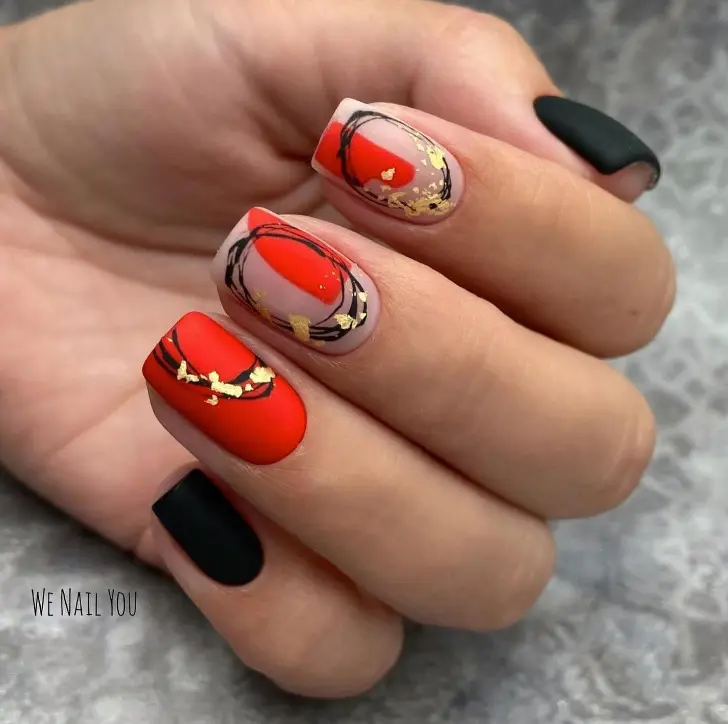 Абстрактный красный маникюр на весну с черными овалами и золотой фольгой