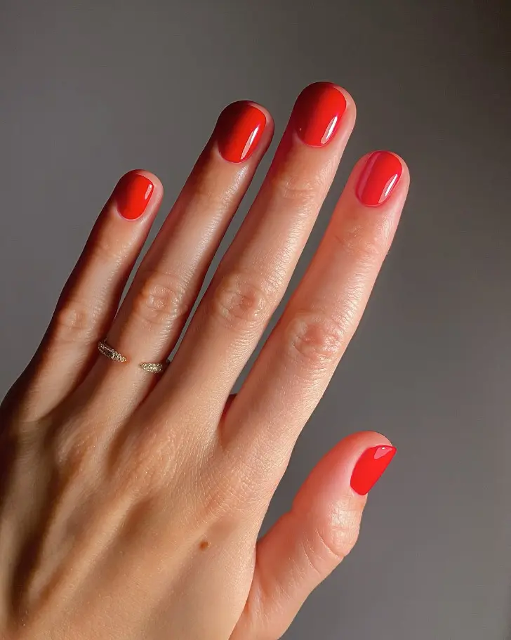 Аккуратный однотонный красный маникюр на эту весну