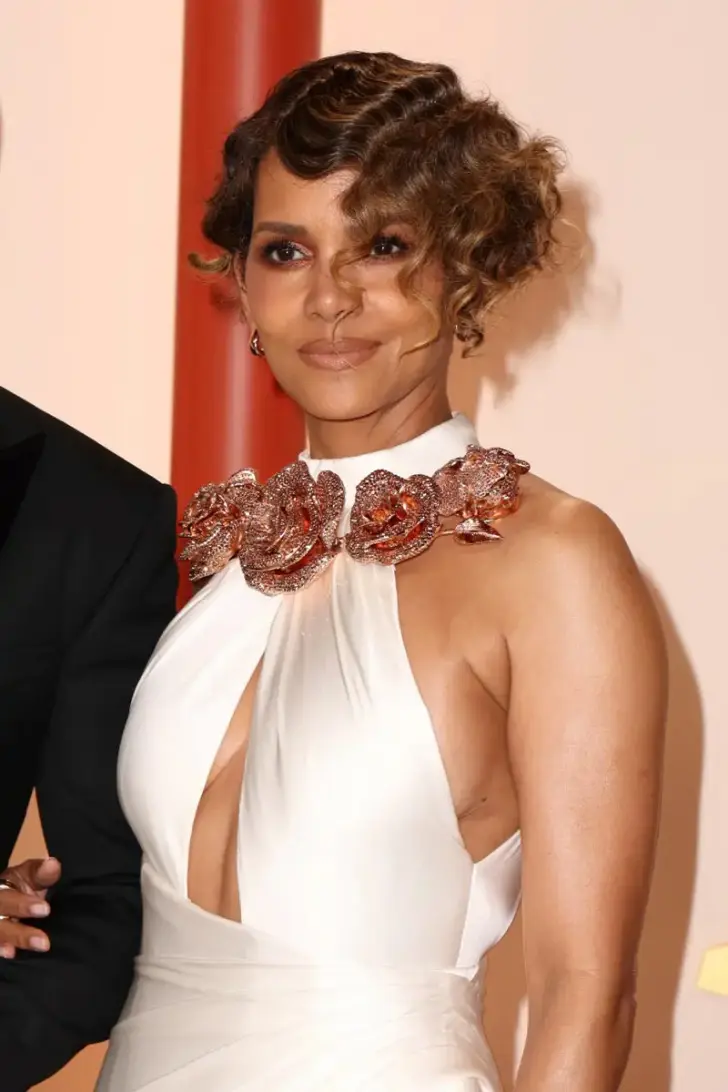 Асимметричная пикси с волнистой текстурой для женщин с короткой шеей и круглым лицом