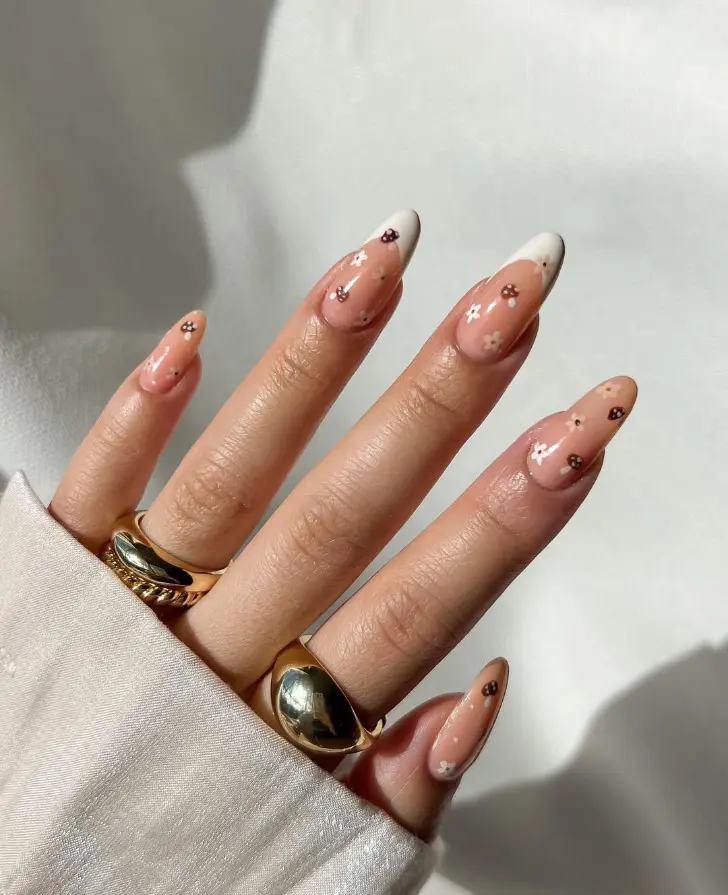 Белый французский маникюр с мини цветами и грибами на натуральной основе