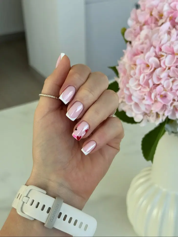 Белый френч квадратной формы с сердцами