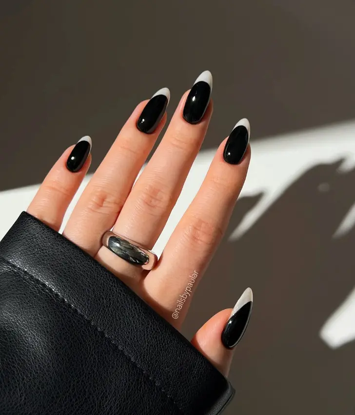 Белый френч с черной основой на миндальных ногтях