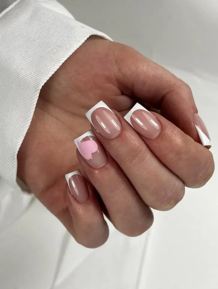 Белый френч с розовым сердцем на зиму 2026