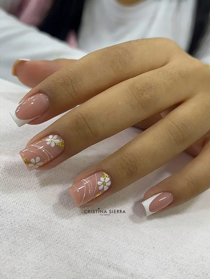 Белый френч с золотой фольгой и мини рисунками белых ромашек