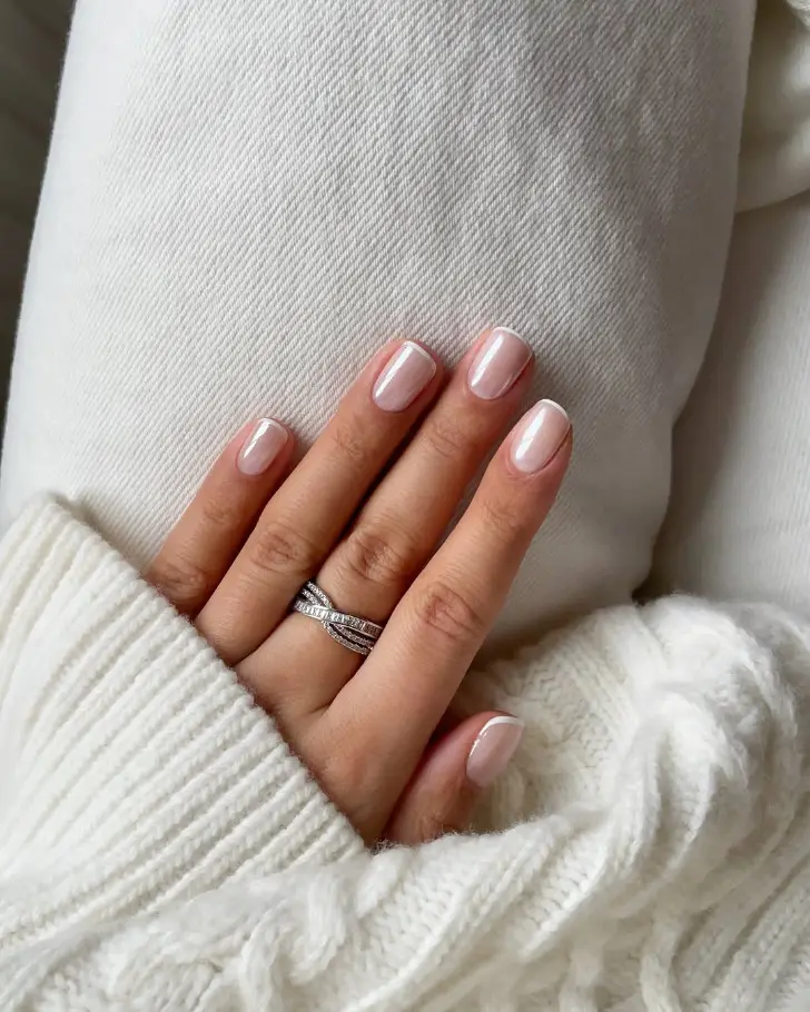 Белый микро френч на жемчужной основе создающий эстетику тихой роскоши