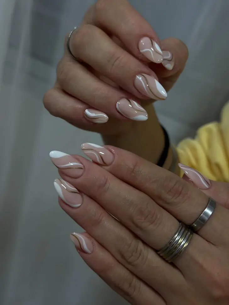Белый женственный френч на коротких ногтях с золотыми волнами