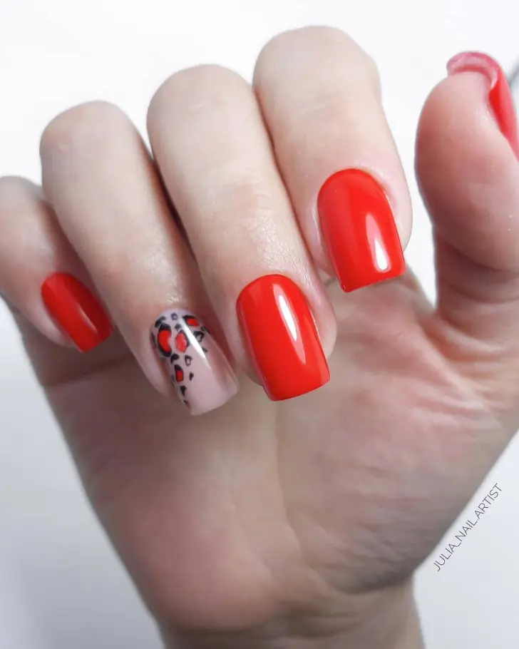 Бескомпромиссный красный маникюр на весну с красно черным принтом леопарда