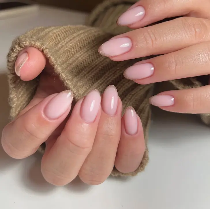 Бледно золотой френч на овальных ногтях с стиле тихой роскоши