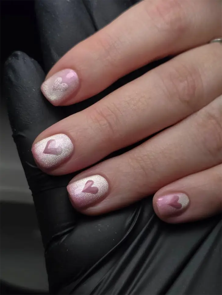 Блестящий маникюр на февраль 2026 с элегантными сердечками