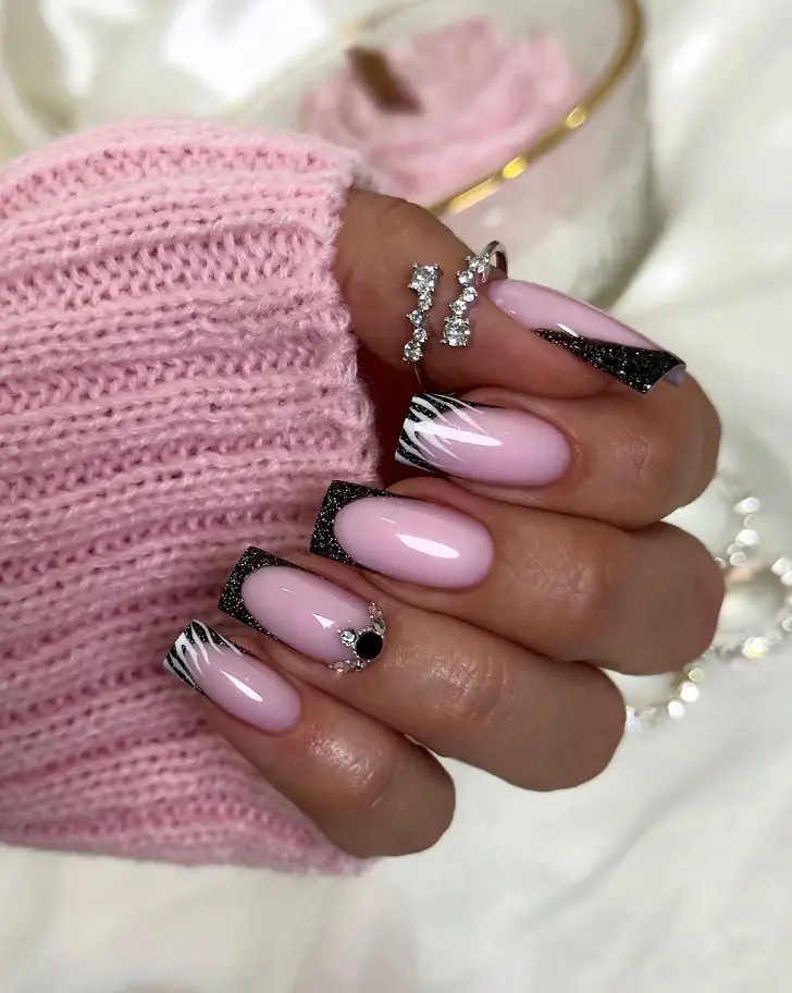 Черный френч с серебристым блеском и принтом зебры на февраль 2026