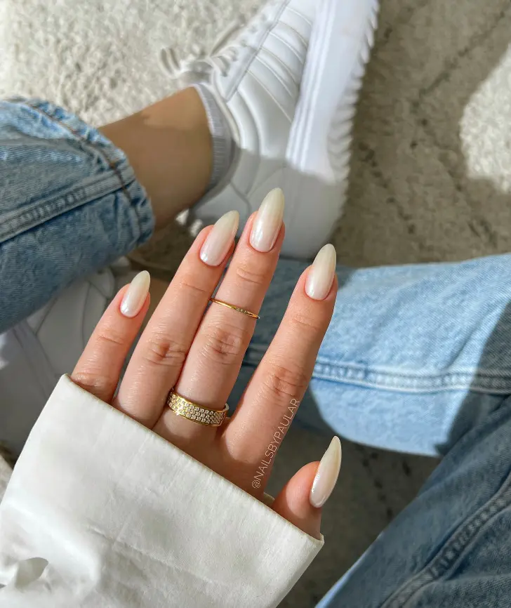 Чистый привлекательный маникюр с жемчужной основой