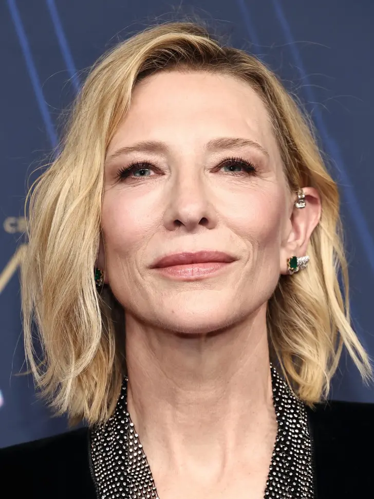 Дерзкий трендовый боб весны 2026 с боковым пробором