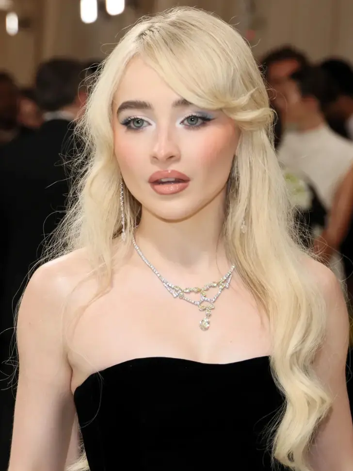 Длинная прическа с волнами и косой челкой для женщин с короткой шеей и круглым лицом