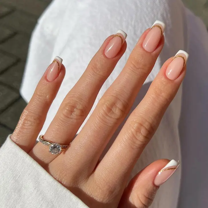 Двойной французский маникюр с белой и золотой полосами