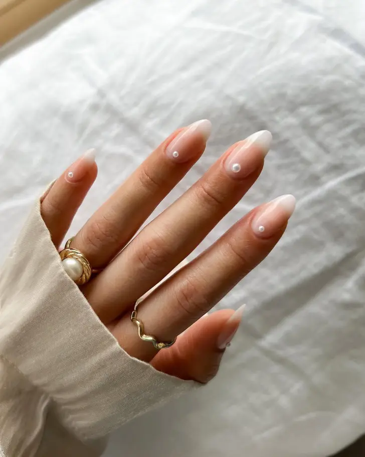 Французский маникюр омбре на овальных ногтях с жемчужинами