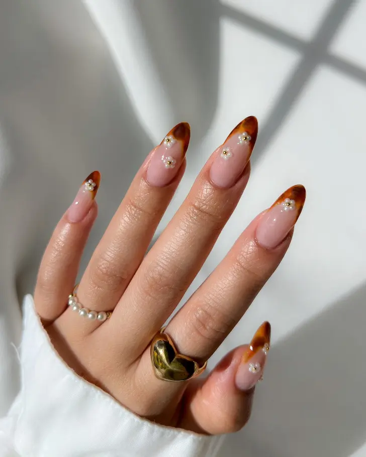 Французский маникюр с принтом черепахи и нежными 3D цветами