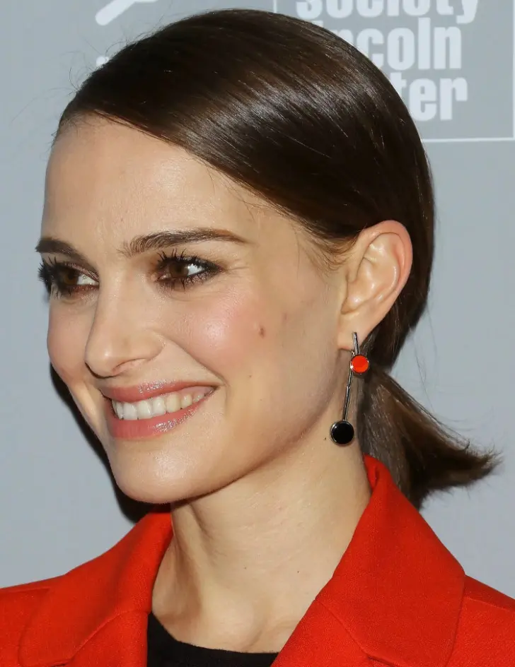 Гладкая прическа с небольшим и аккуратным хвостиком снизу