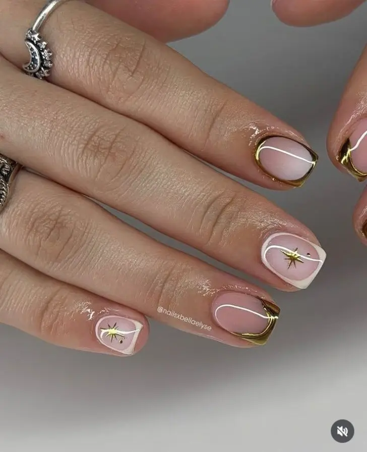 Изящный маникюр с рисунком золотой звезды в белой окантовке