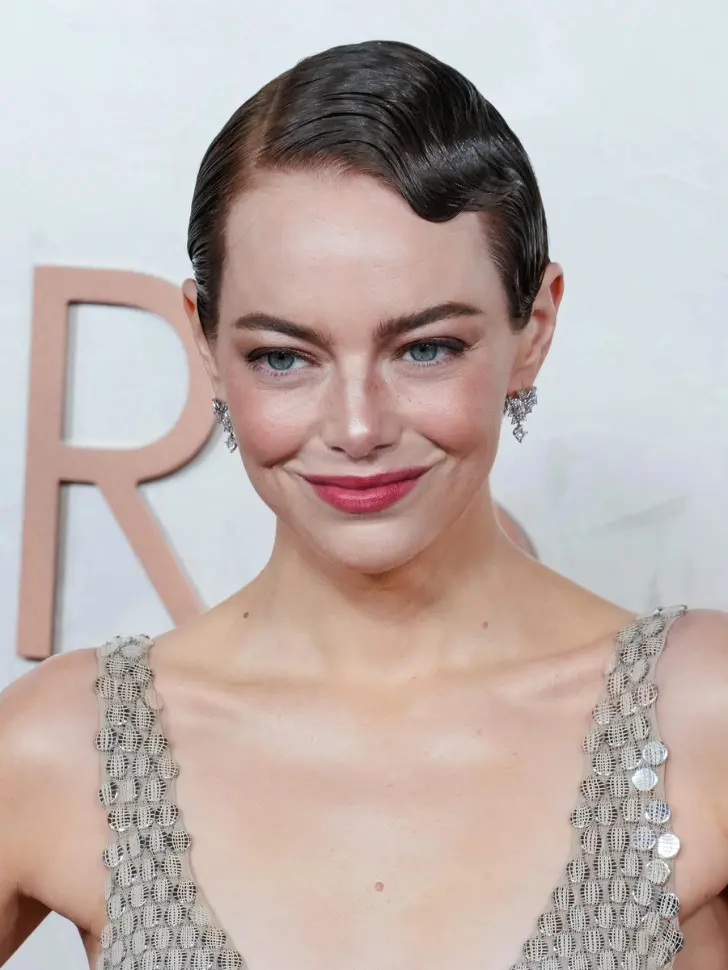 Короткая прическа с эффектом мокрых волос и волнами