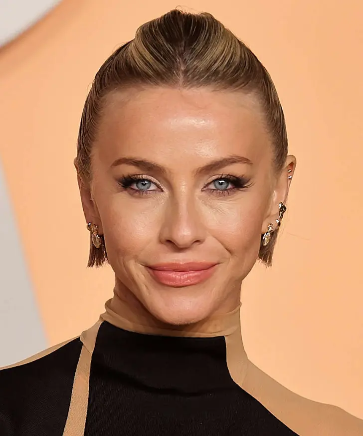 Короткая прическа с мокрым эффектом и лестно уложенными прядями на макушке