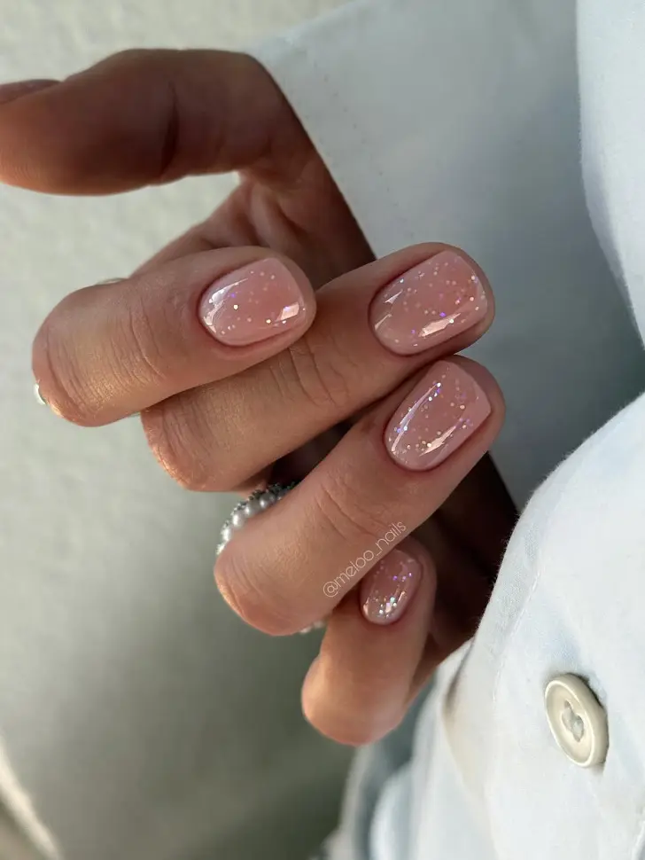 Короткие натуральные ногти с легким блеском