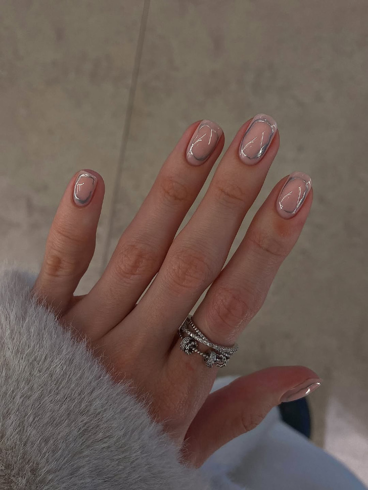 Короткие ногти с серебристой рамкой с стиле тихой роскоши