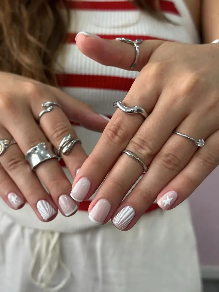 Короткий белый френч с молочной основой и звездами