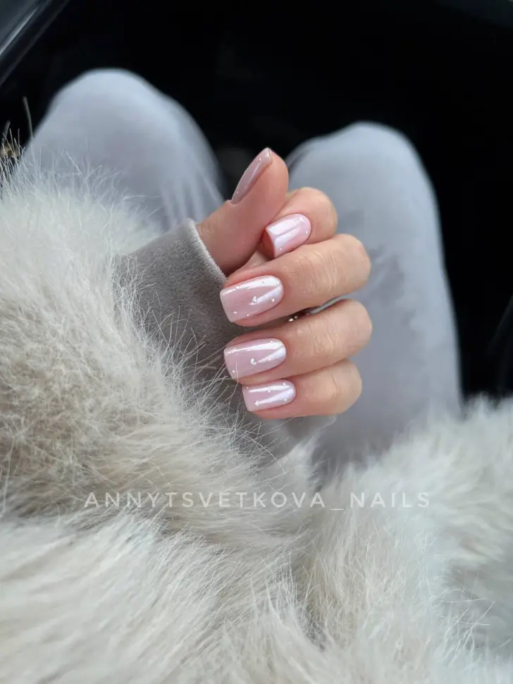 Короткий маникюр с микро точками и сердечками в стиле тихой роскоши