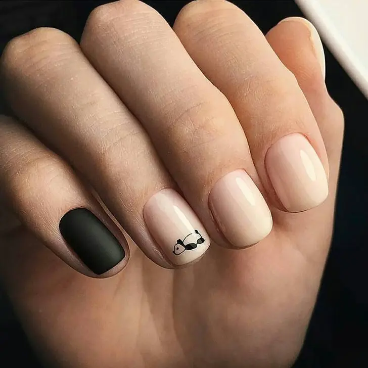 Короткий натуральный маникюр с очень простым рисунком панды