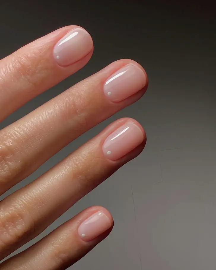 Короткий натуральный маникюр с привлекательными точками