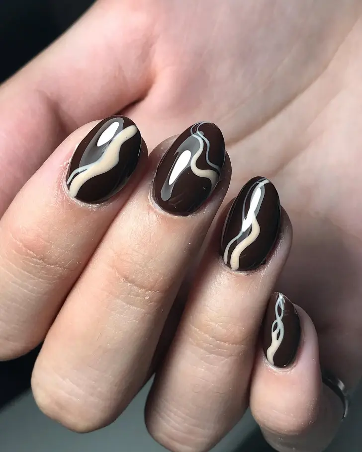 Короткий шоколадный денежный маникюр с бежевыми волнами