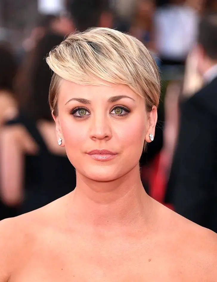 Косая пикси с пробором для женщин с короткой шеей и круглым лицом