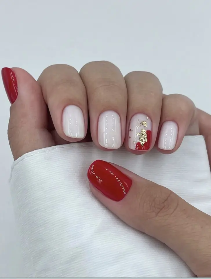 Красный короткий маникюр на весну с бежевой основой и золотой фольгой