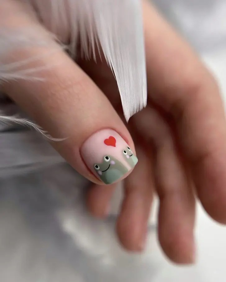 Креативный маникюр с рисунком лягушек