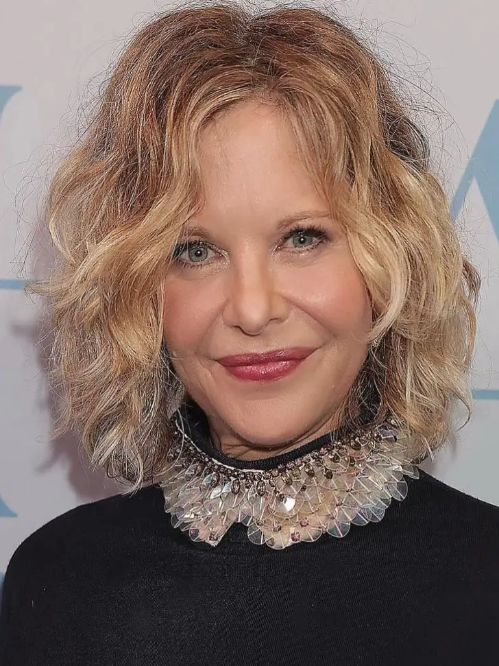 Кудрявый модный боб весны 2026 с обрамляющими лицо прядями