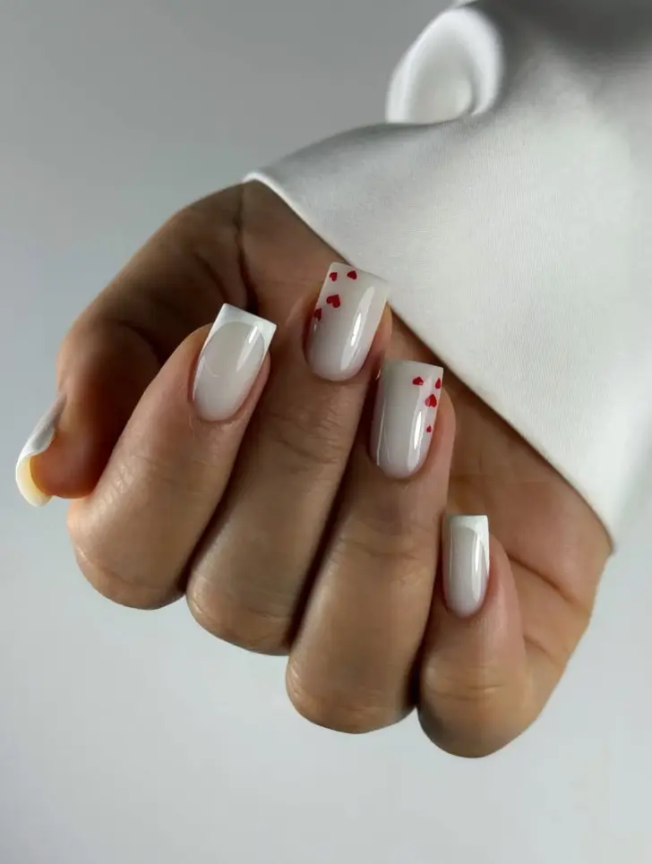 Квадратный белый френч с молочной основой и красными сердцами