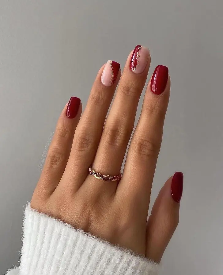 Квадратный красный маникюр на весну с подводкой из золотой фольги