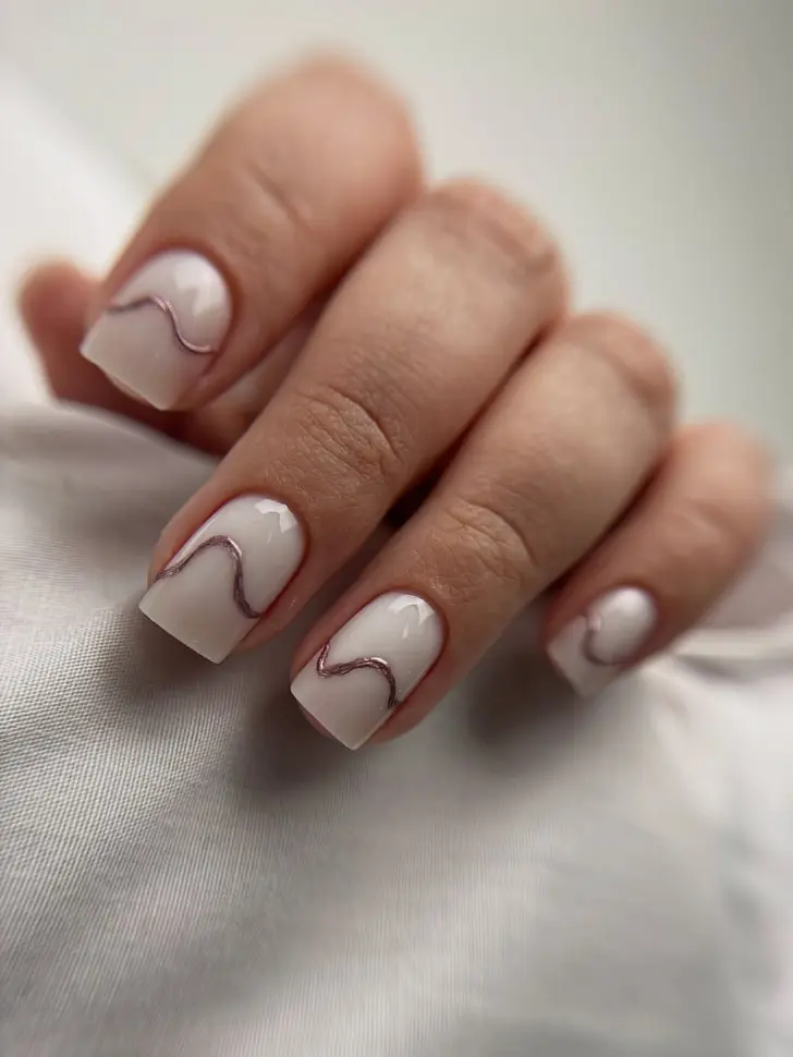 Квадратный маникюр на эту зиму с линиями с металлическим блеском