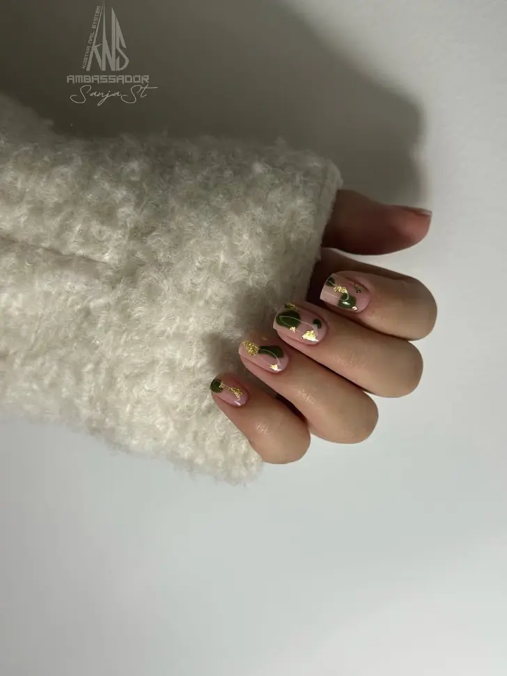 Квадратный маникюр на февраль с золотой фольгой и черными пятнами