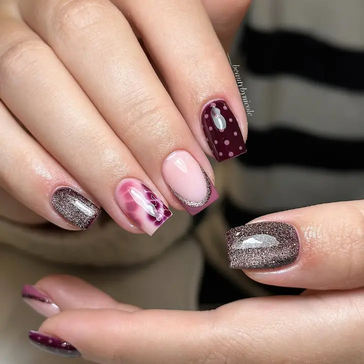 Квадратный маникюр с женственным принтом в бордовых тонах