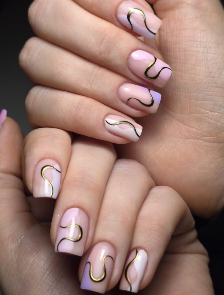 Квадратный маникюр в пастельных тонах с золотыми линиями на февраль 2026