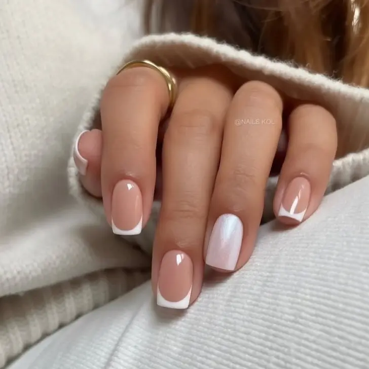 Лаконичный белый френч с жемчужным ногтем в стиле тихой роскоши