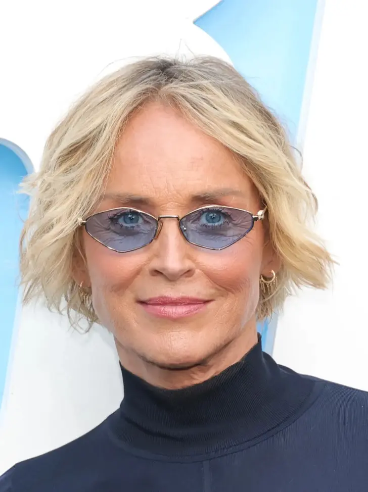 Лестный микро боб с естественной текстурой и пробором