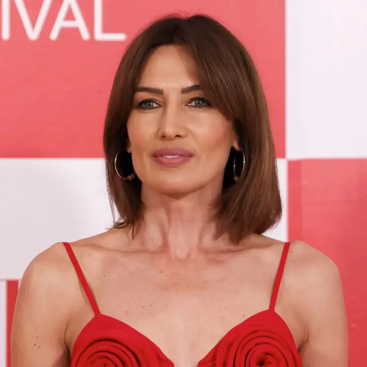 Лонг боб и челка шторка создают омолаживающею стрижку для женщин за 40