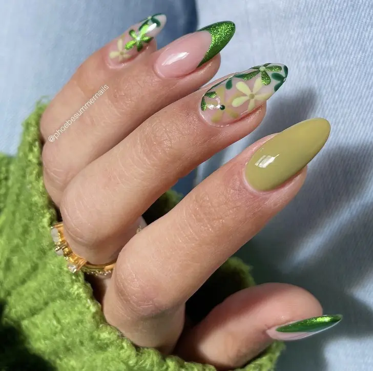 Маникюр цвета васаби с цветами зеленого цвета