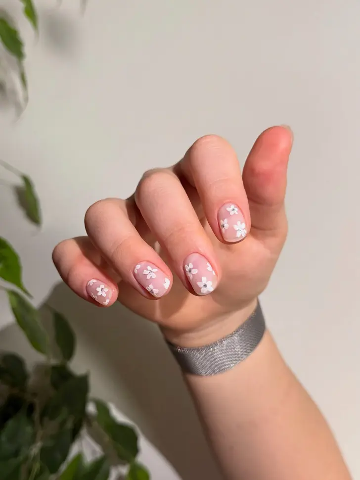 Маникюр с белыми ромашками на коротких натуральных ногтях