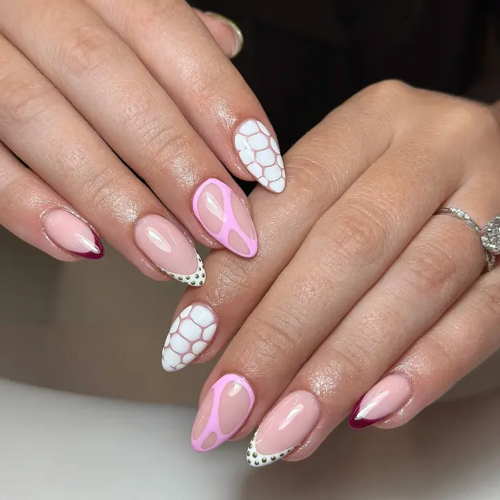 Маникюр с дерзким анимал принтом и розовым женственным рисунком