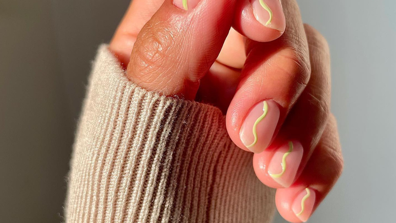 Маникюр с «перчинкой»: 10 способов как носить оттенок васаби на ногтях, самый неожиданный цвет года